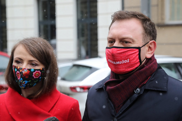 Posłowie Lewicy Tomasz Trela i Agnieszka Dziemianowicz-Bąk podczas konferencji prasowej przed Komendą Rejonową Policji przy ul. Wilczej w Warszawie