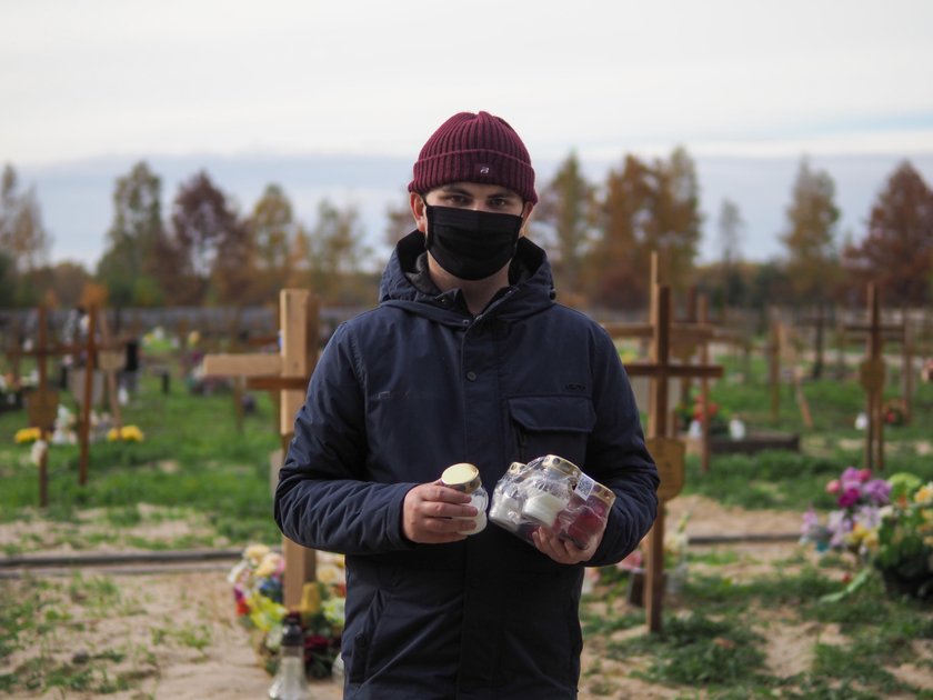 Zapalili światełko na samotnych grobach