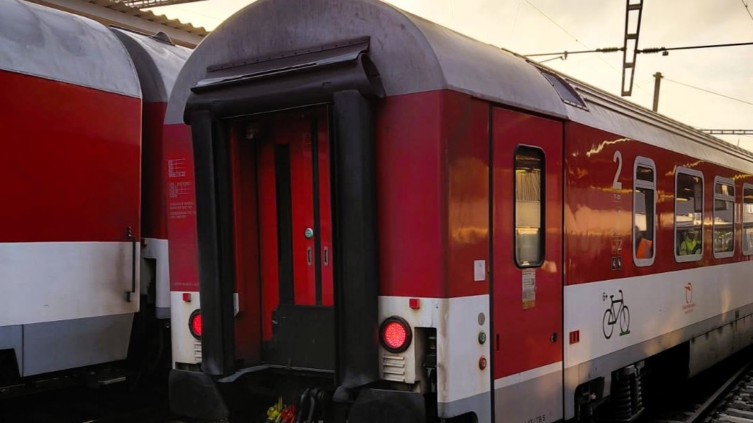 Na železničnej stanici v Košiciach sa vykoľajil vozeň vlaku.