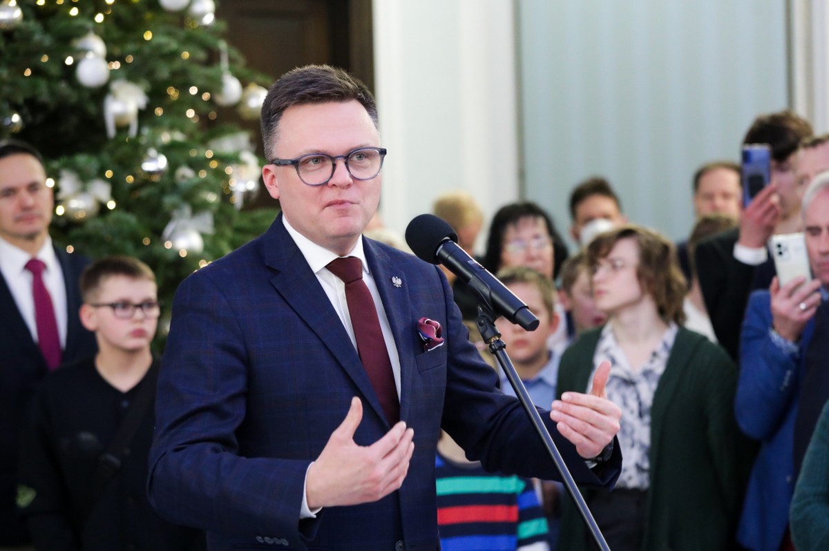 Warszawa, 22.12.2023. Marszałek Sejmu Szymon Hołownia (C) podczas zorganizowanego z jego inicjatywy spotkania wigilijnego z osobami w potrzebie, 22 bm. w Sejmie w Warszawie. (jm) PAP/Tomasz Gzell
