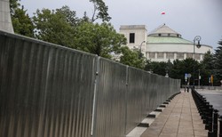 Platforma traci, PiS zyskuje. Partia Razem niespodziewanie wchodzi do Sejmu. SONDAŻ