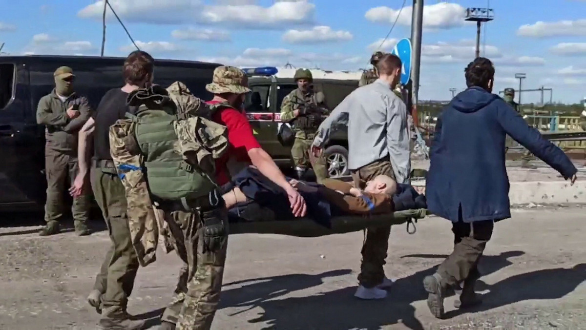 Ukraińscy żołnierze opuszczają Azowstal. Nagrania rosyjskich mediów