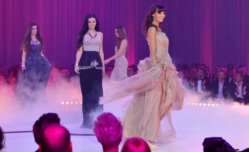 Miss w wieczorowej sukni