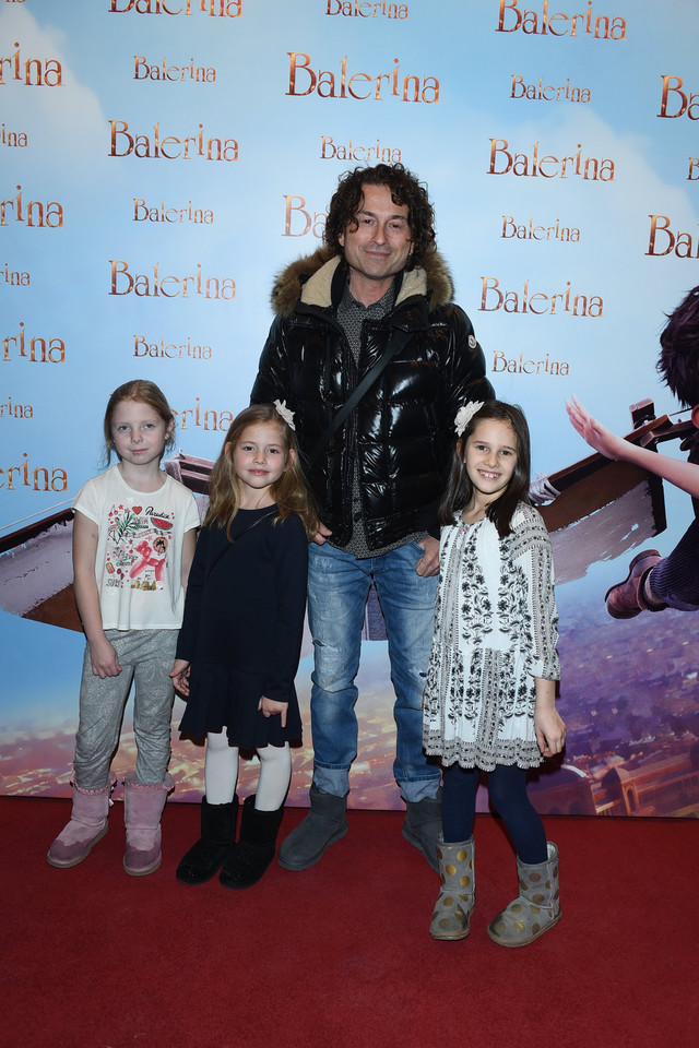 Piotr Rubik z dziećmi na premierze filmu "Balerina"