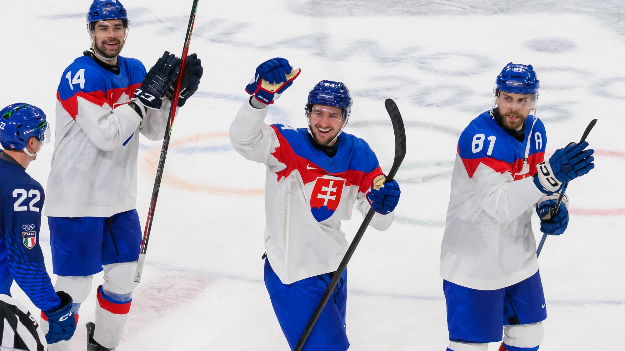 Zľava slovenskí hokejisti Peter Čerešňák, Pavol Regenda a Erik Černák. 