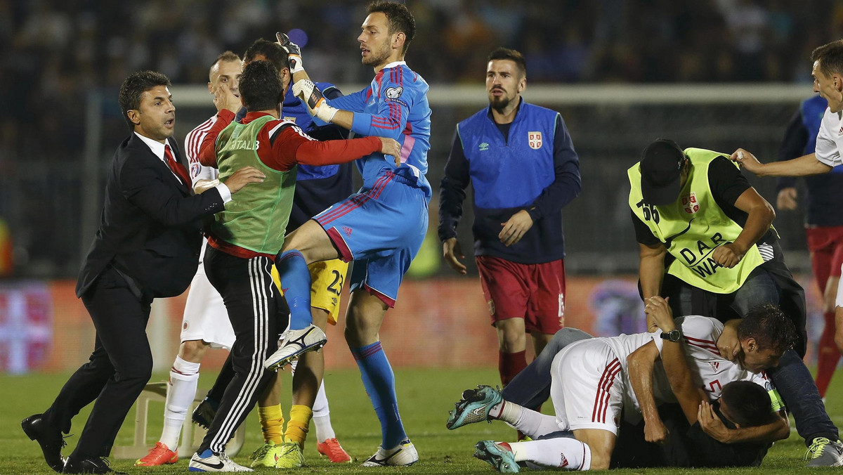 Reprezentacja Serbii otrzymała zwycięstwo walkowerem (3:0) za przerwany mecz z Albanią, ale jednocześnie UEFA zdecydowała o odjęciu jej trzech punktów w eliminacjach piłkarskich mistrzostw Europy 2016. Zawiedzeni są nie tylko Serbowie, ale i Albańczycy, o czym poinformował Bardhyl Minxhozi, członek komitetu wykonawczego albańskiej federacji piłkarskiej.