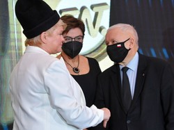 Oryginalny strój galowy Katarzyny Figury: Ściskała dłoń Jarosława Kaczyńskiego w czapce Smerfetki. FOTO