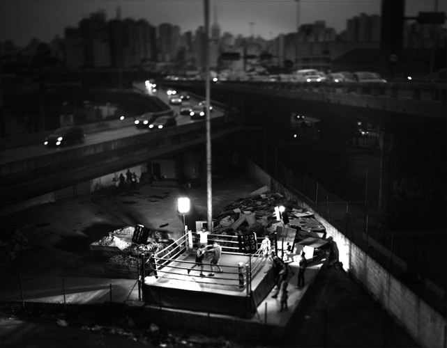 III miejsce w kategorii SPORT (zdjęcie pojedyncze): Tomasz Gudzowaty, Fundacja Yours Gallery Brazylia. Amatorski mecz bokserski na ringu ustawionym w pobliżu wiaduktu Glicerio w São Paulo. 1 września 2011