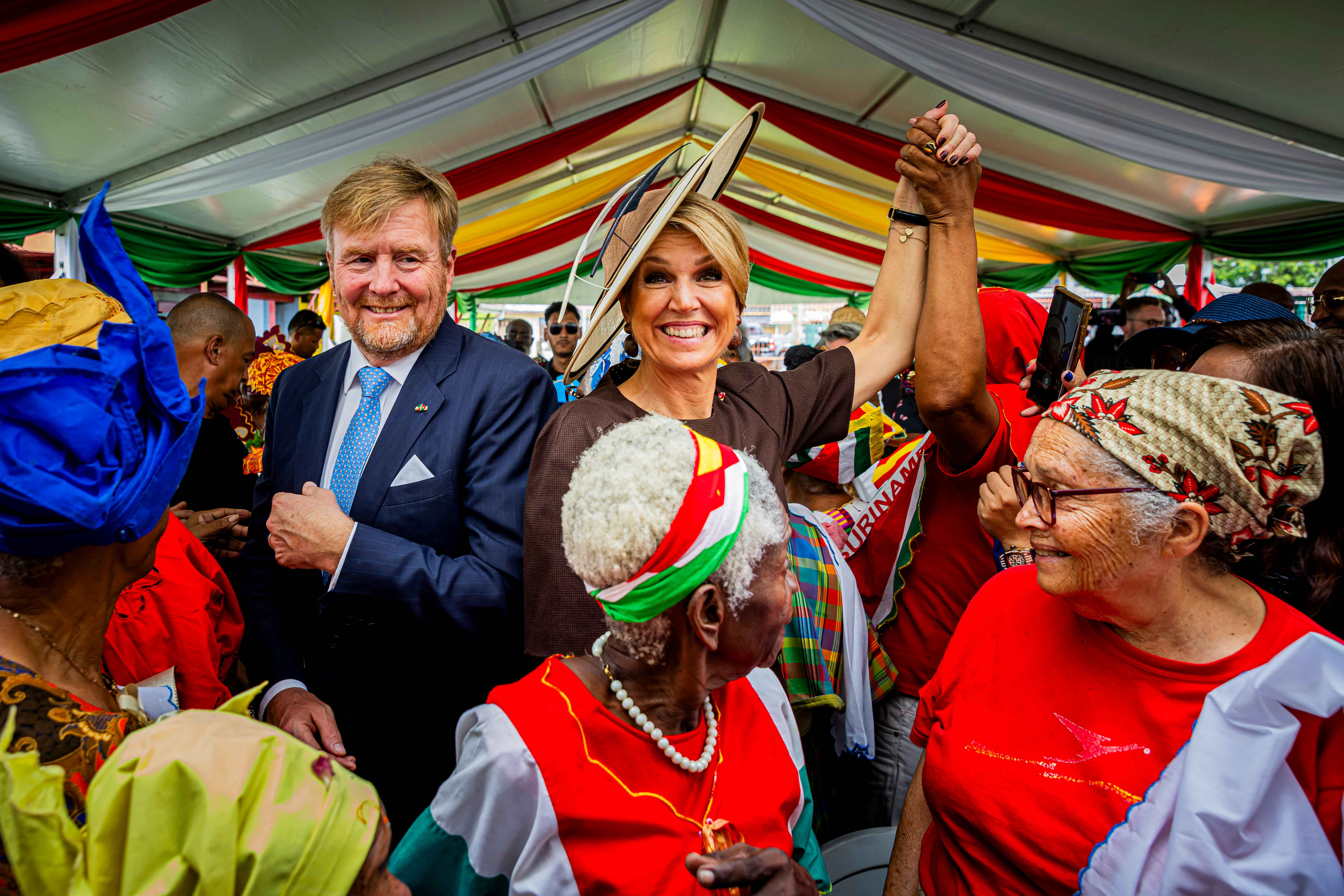 De koning sluit het 'hors catégorie' Suriname-bezoek af na verzoek om vergeving
