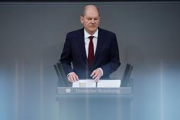 Kanclerz Niemiec Olaf Scholz przemawia w Bundestagu