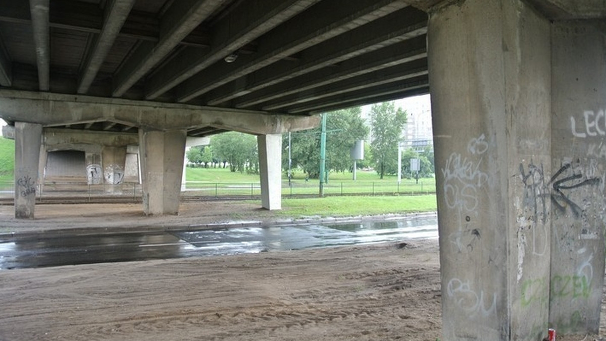 Dodatkowe podpory i nakaz jazdy najwyżej 30 km/h - wyniki najnowszej ekspertyzy stanu estakady, którą biegnie ul. Krzywoustego, przygotowanej przez Politechnikę Poznańską, są powodem wprowadzenia kolejnych ograniczeń w ruchu na tej ulicy. Obowiązują od 16 grudnia!