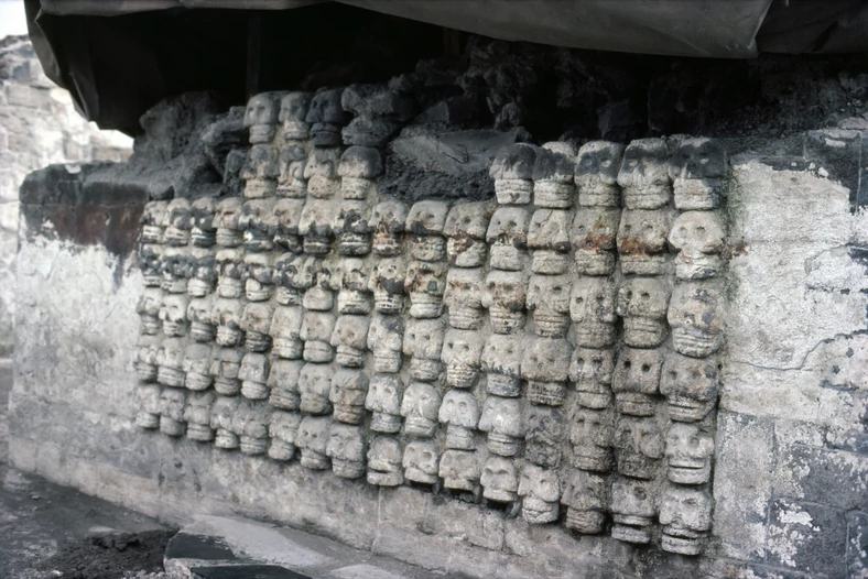 Tozmpantli znalezione podczas wykopalisk w Templo Mayor