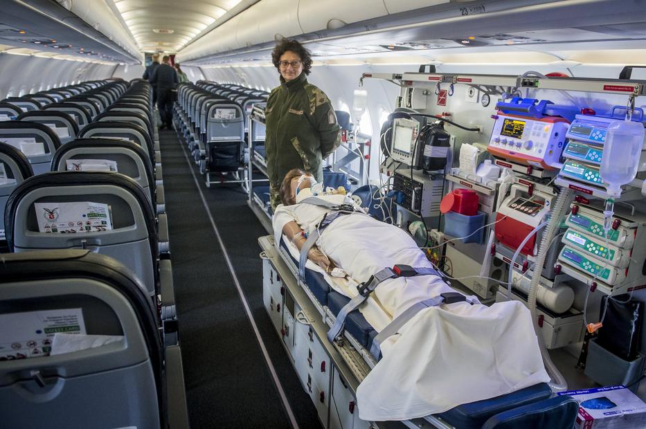 A szállítógépen a 130 utas mellett betegek, sebesültek vagy éppen technikai eszközök is szállíthatók/ Fotó: MTI-UJVÁRI SÁNDOR (6)