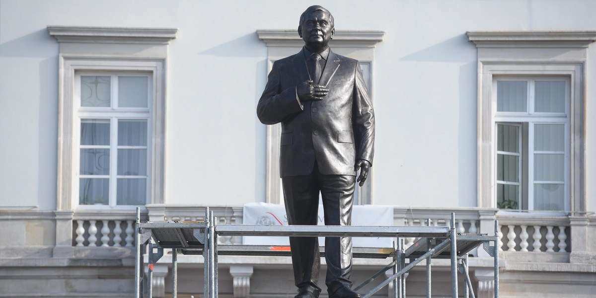 Pomnik Lecha Kaczyńskiego stanął na pl. Piłsudskiego w Warszawie