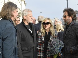 Tylko czekać, aż posypią się gromy... Monika Olejnik z "jęzorem" na plecach na pogrzebie Edwarda Dwurnika. FOTO