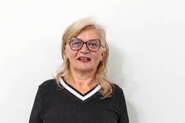 Cvija je energična penzionerka, a sa NOVOM FRIZUROM izgleda bar 20 godina mlađe: Blagi, kosi PAŽ i NOVA BOJA dali su njenom licu neverovatnu svežinu