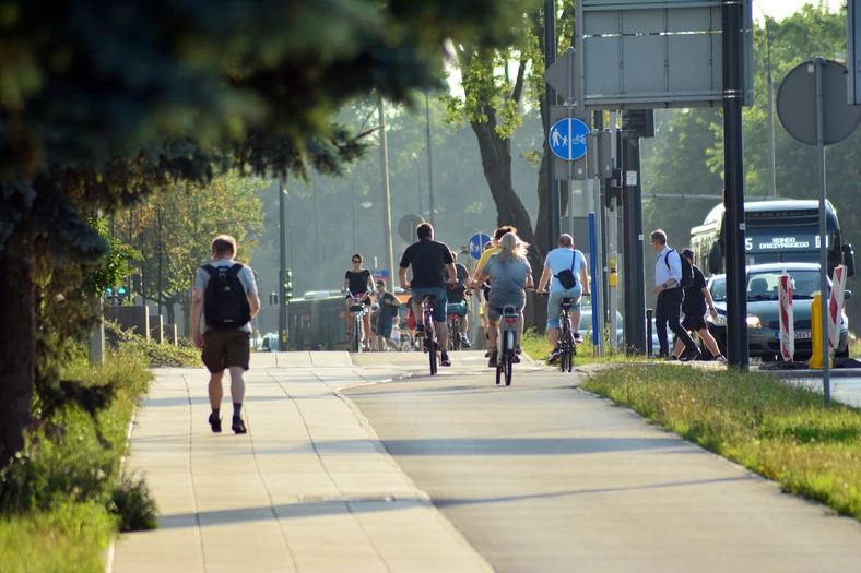 Uwaga piesi: nie wolno wchodzić na drogę dla rowerów!