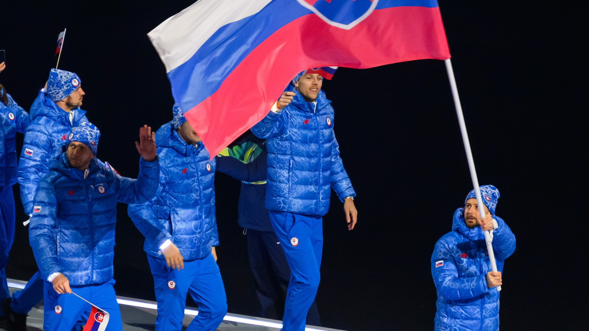 Vlajkonosič je hokejový reprezentant SR Tomáš Tatar počas otváracieho ceremoniálu XXV. zimných olympijských hier Miláno-Cortina 2026 na štadióne San Siro v Miláne.