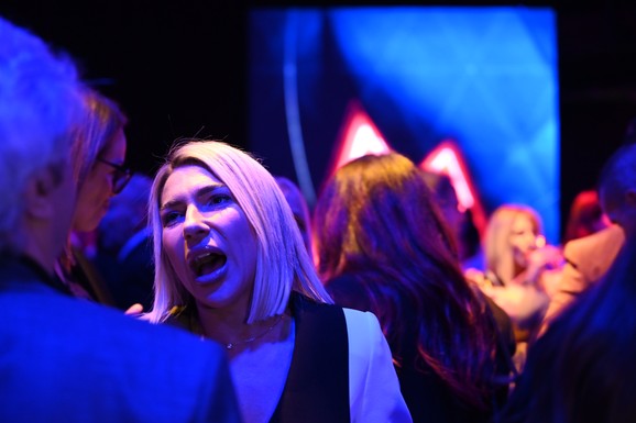 Žurka povodom 10. rođendana: Poznati prošetali crvenim tepihom, Jovana Jeremić i Marić nasmejani za istim stolom (Video)