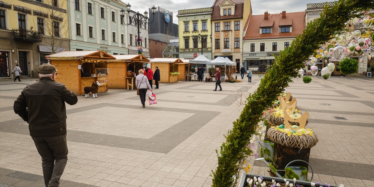 Skromny jarmark wielkanocny w Rybniku. 