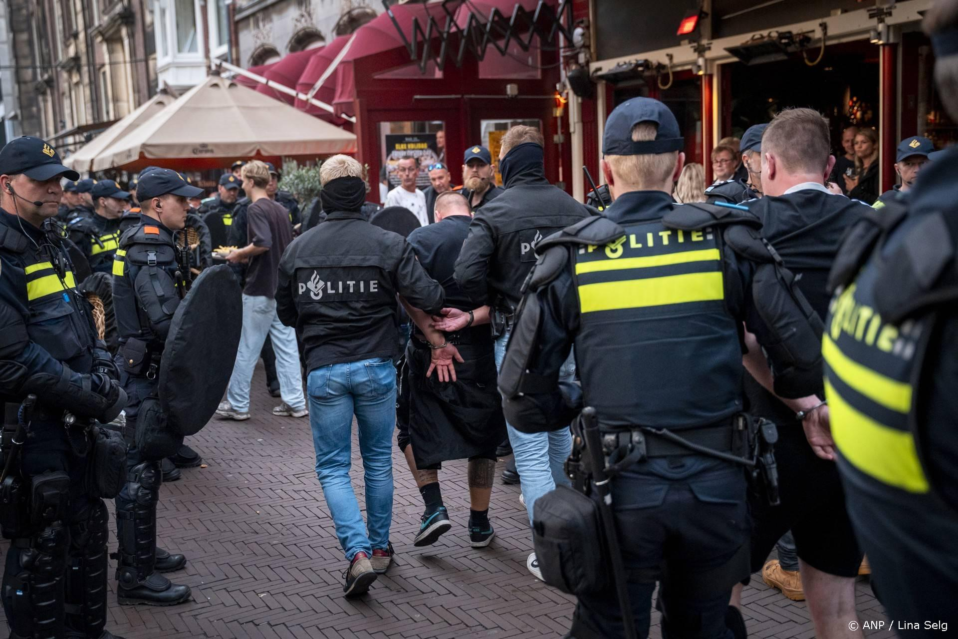 AIVD: Bekende extremisten aanwezig bij rellen Den Haag