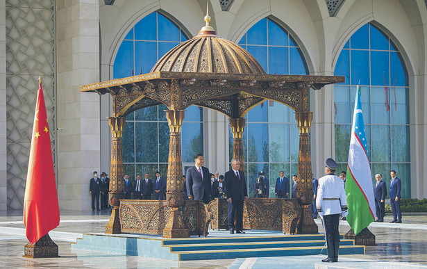 Prezydent Uzbekistanu Szawkat Mirzijojew i prezydent Chin Xi Jinping podczas ceremonii powitalnej w Samarkandzie