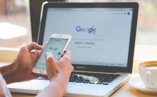 Bershidsky: Apple i Google z łatwością obchodzą antymonopolowe przepisy UE [OPINIA]