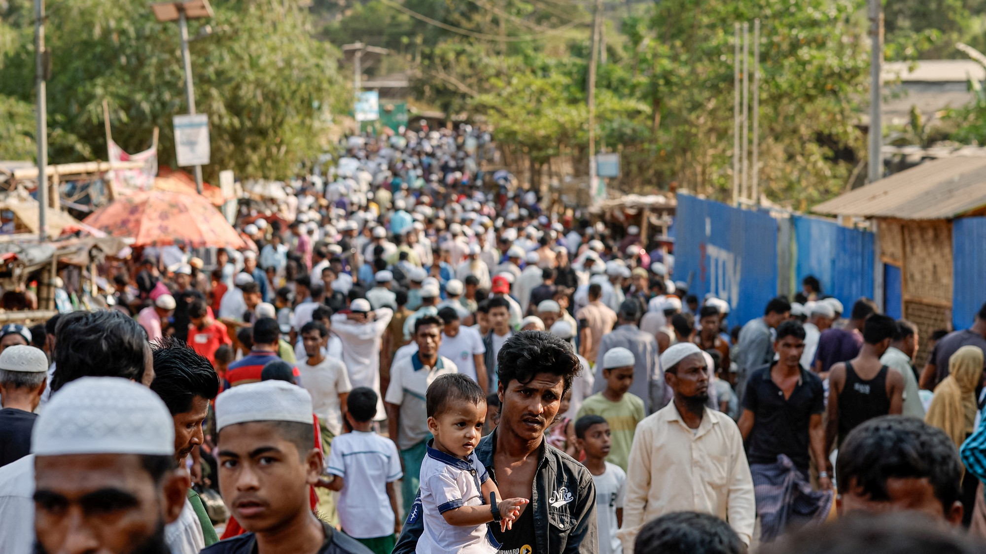 Rohingskí utečenci sa zhromažďujú na kuchynskom trhu pri ceste v utečeneckom tábore v Cox's Bazar v Bangladéši, ilustračná foto.