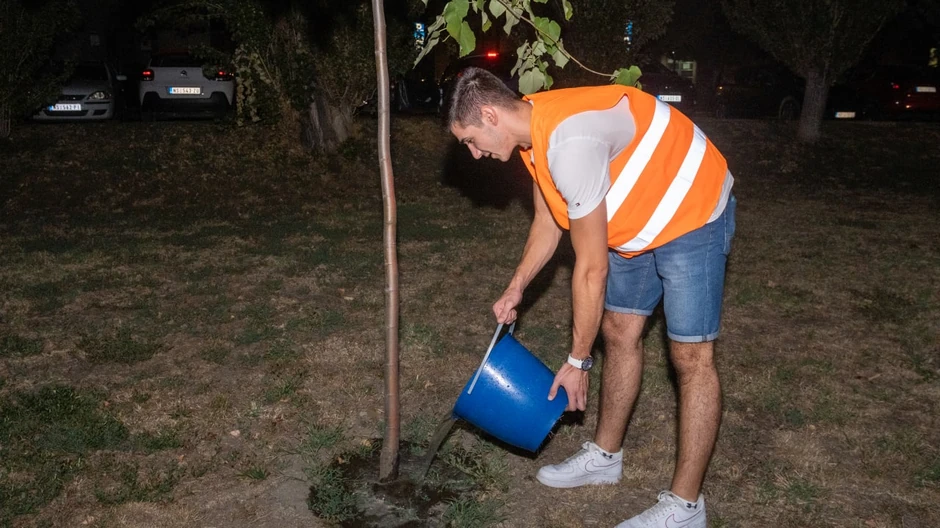 Studenti zalivaju gradsko drveće