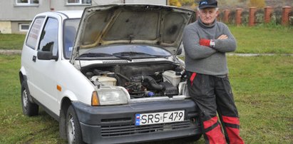 Poznajcie wynalazcę z Mazur. Jego fiacik jeździ na wodę