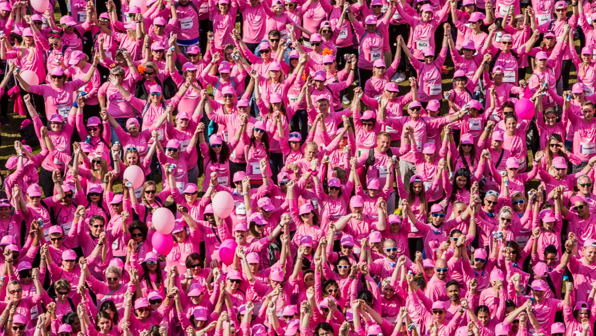 W tym roku symbolem Kampanii jest 15 różowych wstążek dla zwrócenia uwagi na przerażające dane statystyczne – co 15 sekund gdzieś na świecie u którejś z kobiet diagnozowany jest rak piersi. To właśnie dlatego od 1992 r. Estée Lauder Companies nie szczędzi wysiłków na ratowanie ludzkiego życia, jednocząc i inspirując ludzi z całego świata do walki o wyeliminowanie raka piersi z naszego życia – realizacji celu, który przyświeca naszej Kampanii na rzecz Walki z Rakiem Piersi. 