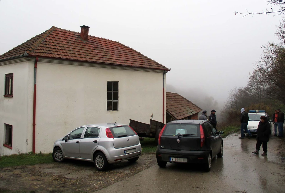 Policija ispred kuće ubijenog čoveka