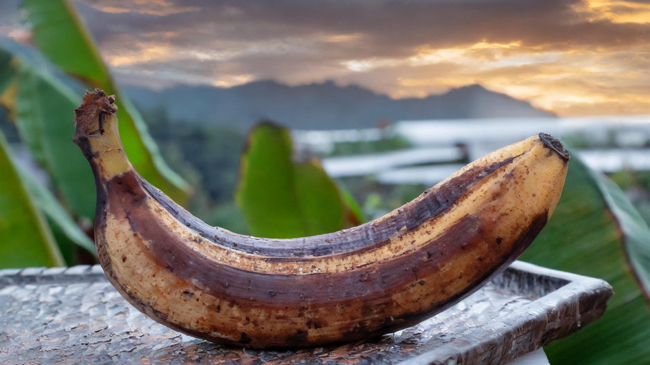 Banan z brązową skórką