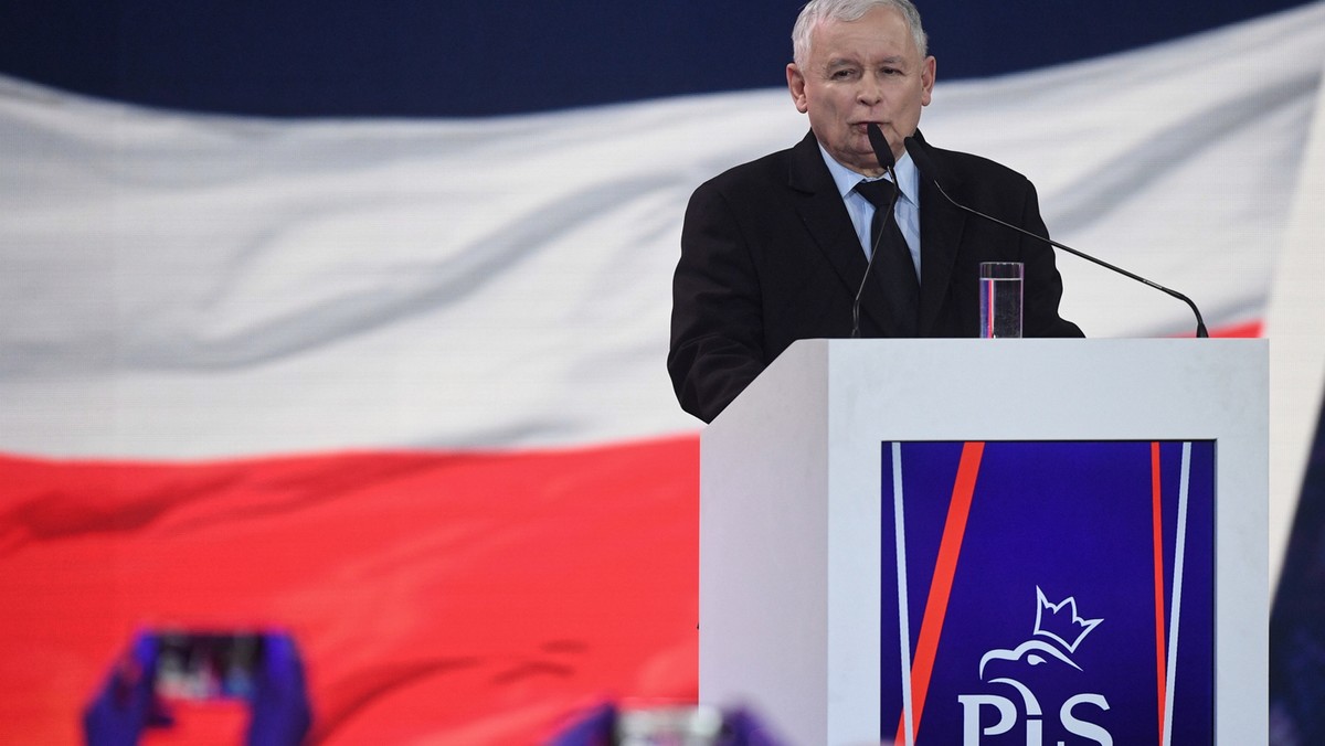 Mieszanka rozwiązań rynkowych i socjalnych ma zapewnić PiS drugą kadencją. Jarosław Kaczyński idzie śladem Victora Orbana, choć po konwencji partii rządzącej można odnieść wrażenie, że chce przelicytować premiera Węgier - pisze Tomasz Pietryga w "Rzeczpospolitej".