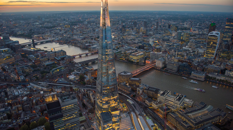 London 95 emeletes The Shard felhőkarcolóján mászott egy férfi biztosító kötél nélkül. / Fotó: Northfoto