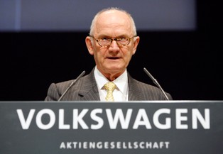 Fuzja VW z Porsche zawisła na długu