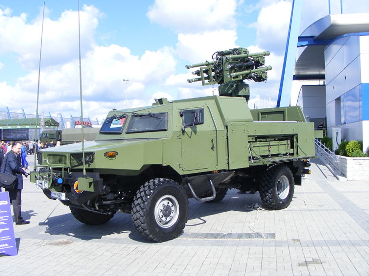 Polski samobieżny zestaw przeciwlotniczy "Poprad" na MSPO 2008. Na pojeździe AMZ Żubr (Spike78 - Praca własna/GFDL)