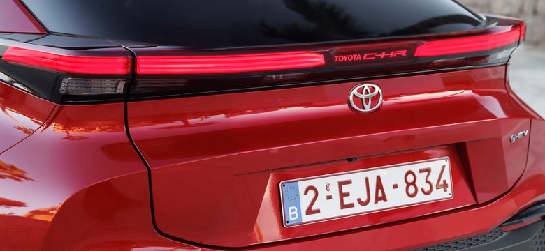 Nowa Toyota na rynku. Hybryda 1.8 czy 2.0? Teraz cena robi różnicę