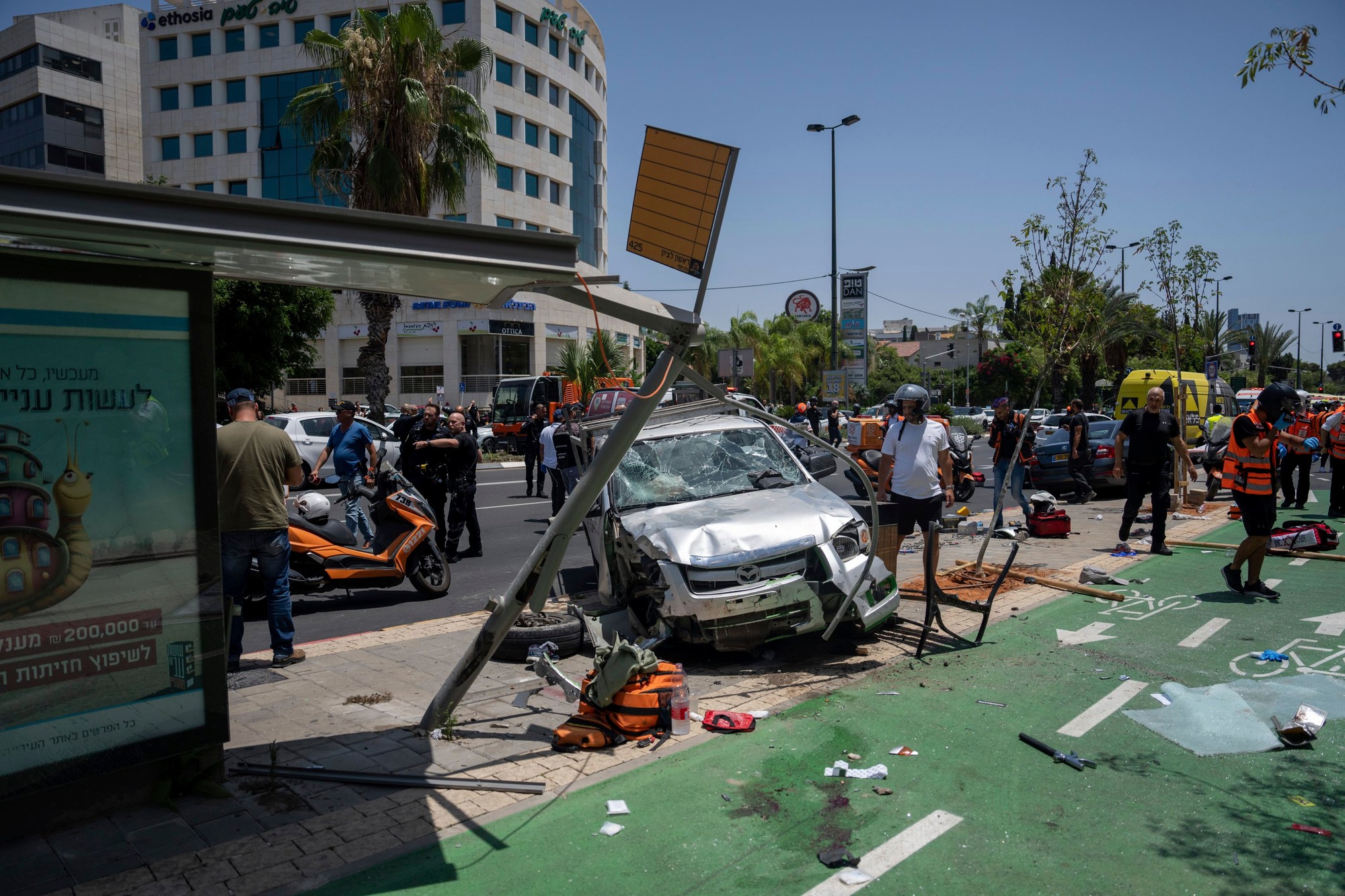 Palestínsky útočník narážal autom do ľudí, 7 zranil.