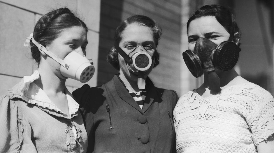Kobiety w maskach przeciwpyłowych (ok. 1935)