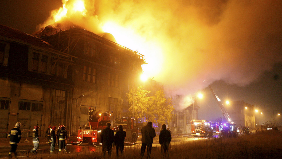 Późnym wieczorem w niedzielę strażacy opanowali duży pożar w katowickiej dzielnicy Szopienice. Około dwudziestu jednostek gasiło dawny budynek jednostki ratowniczo-gaśniczej nieistniejącej już Huty Metali Nieżelaznych. Nie było zagrożenia dla ludzi.