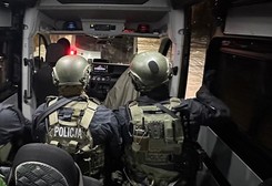 Kraków. Podszywali się pod policjantów, okradli mieszkanie. 6 osób zatrzymanych