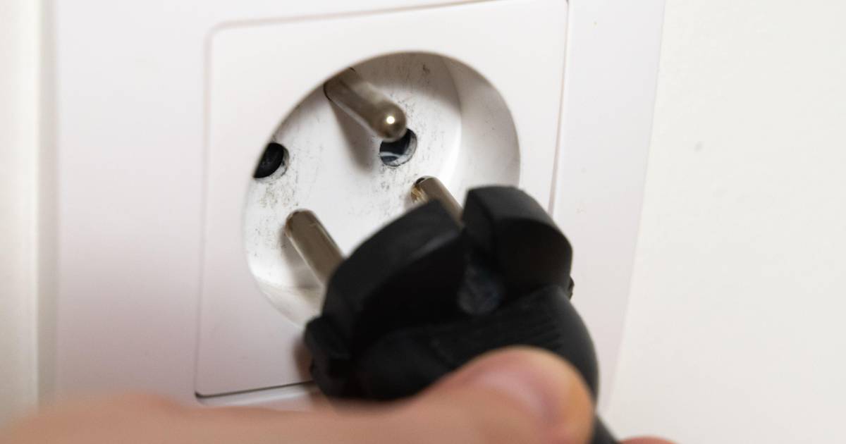 Do czego służy metalowy bolec w gniazdku elektrycznym? Wiele osób nie zna jego prawdziwej roli