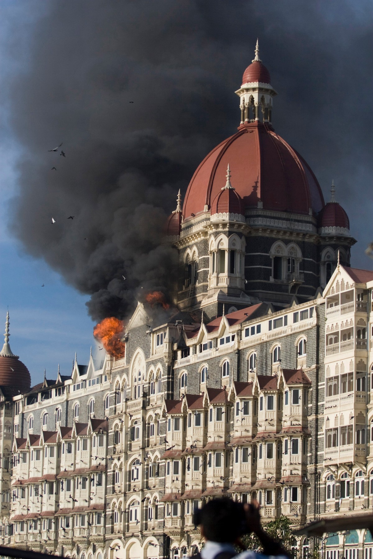 Dym unosi nad hotelem "Taj Mahal" w Bombaju po ataku terrorystów. Fot. Bloomberg