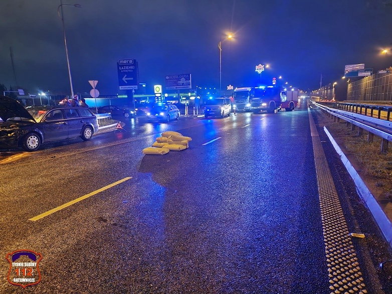 Kolizja ciężarówki i osobówki - 06.12.2022 - autor: 112tychy.pl