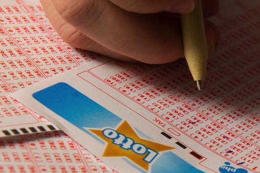 Kupon Lotto wypełniany długopisem