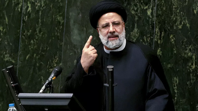 Toujours coiffé de son turban noir et vêtu d'un long manteau de religieux, Ebrahim Raïssi (ci-dessus en août 2021, deux mois après son élection) avait succédé au modéré Hassan Rohani
