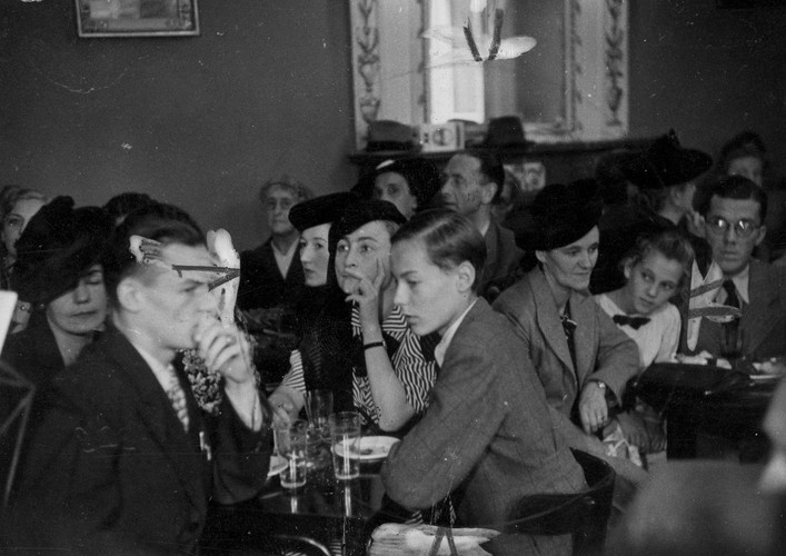Na zdjęciu goście siedzący przy stolikach w opisywanej przez Curzio Malaparte krakowskiej kawiarni „Pani”, sierpień 1941 roku.