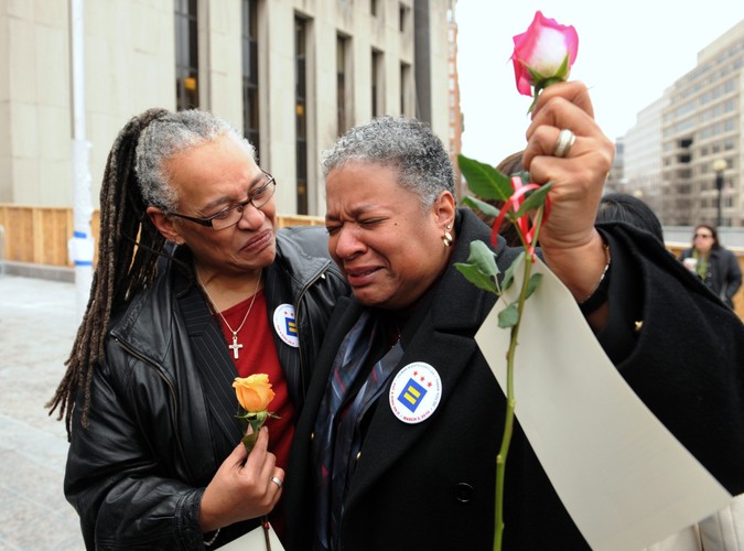 Amerykanki Candy Holmes i Darlene Garner płaczą ze szczęścia po złożeniu w Sądzie Najwyższym w Waszyngtonie wniosku o zalegalizowanie swego związku