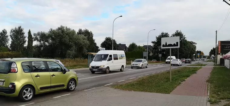 Czy wciąż jadę przez obszar zabudowany? Jak rozumieć "dziwne" ustawienie znaków?